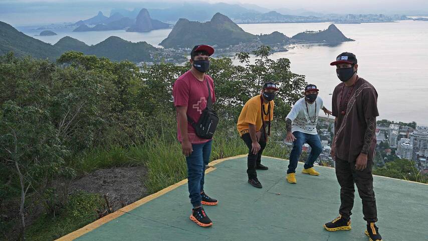 Brô MC’s est reconnu comme le premier groupe de rap indigène brésilien. Rio de Janeiro, mai 2021. — © CARL DE SOUZA / AFP