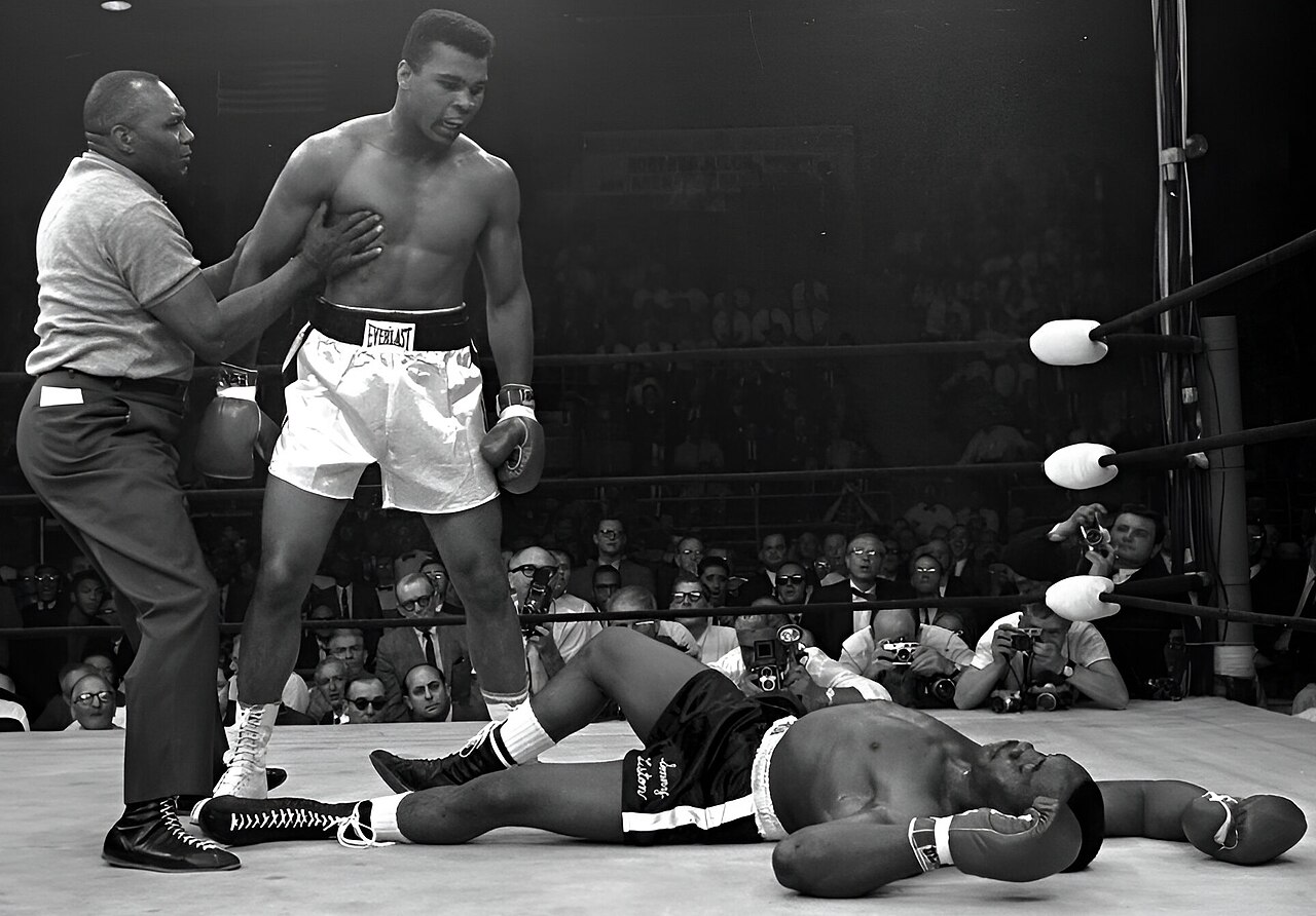 Muhammad Ali terrasse Sonny Liston le 25 mai 1965