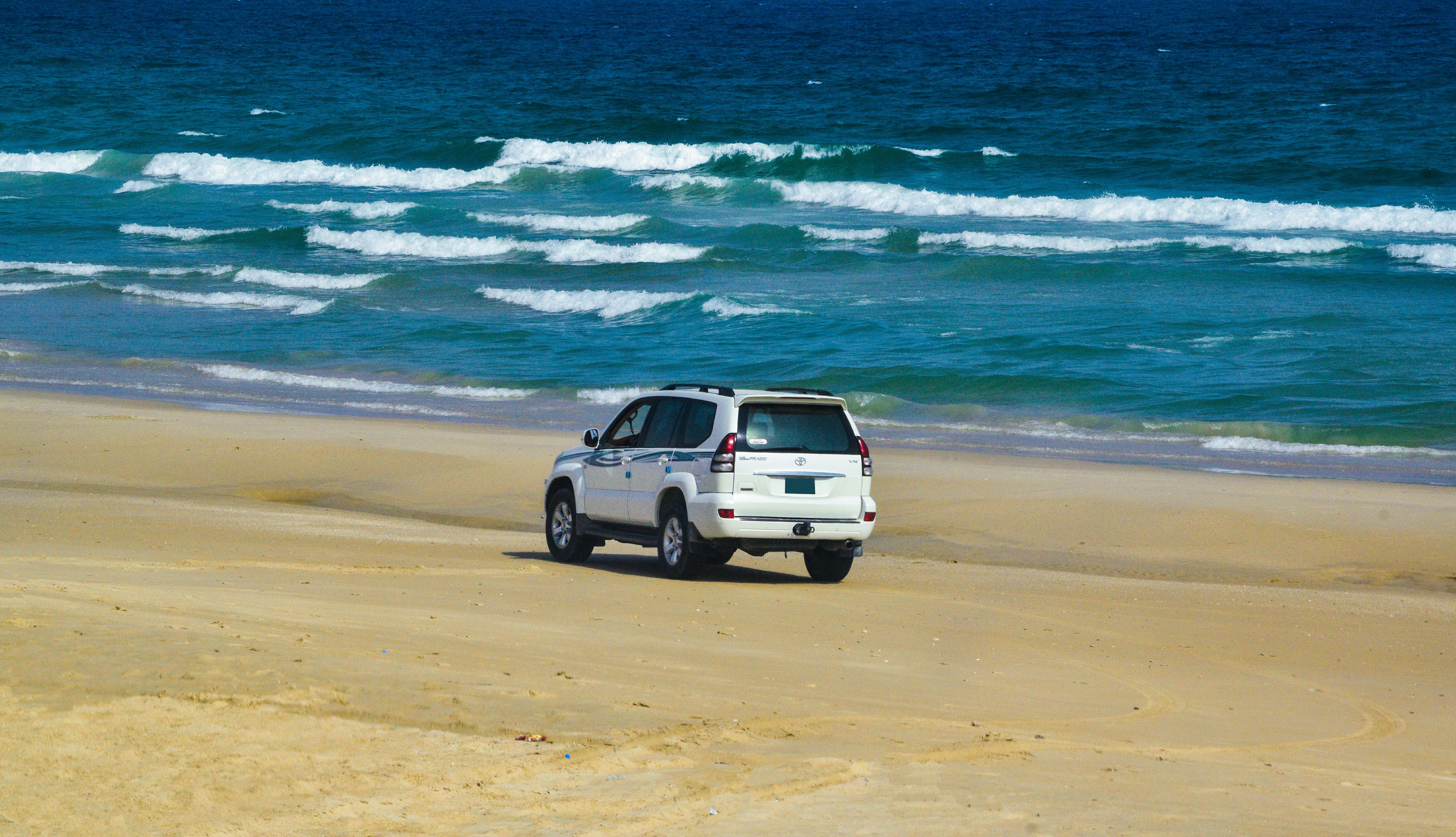 4x4 roule dans les dunes