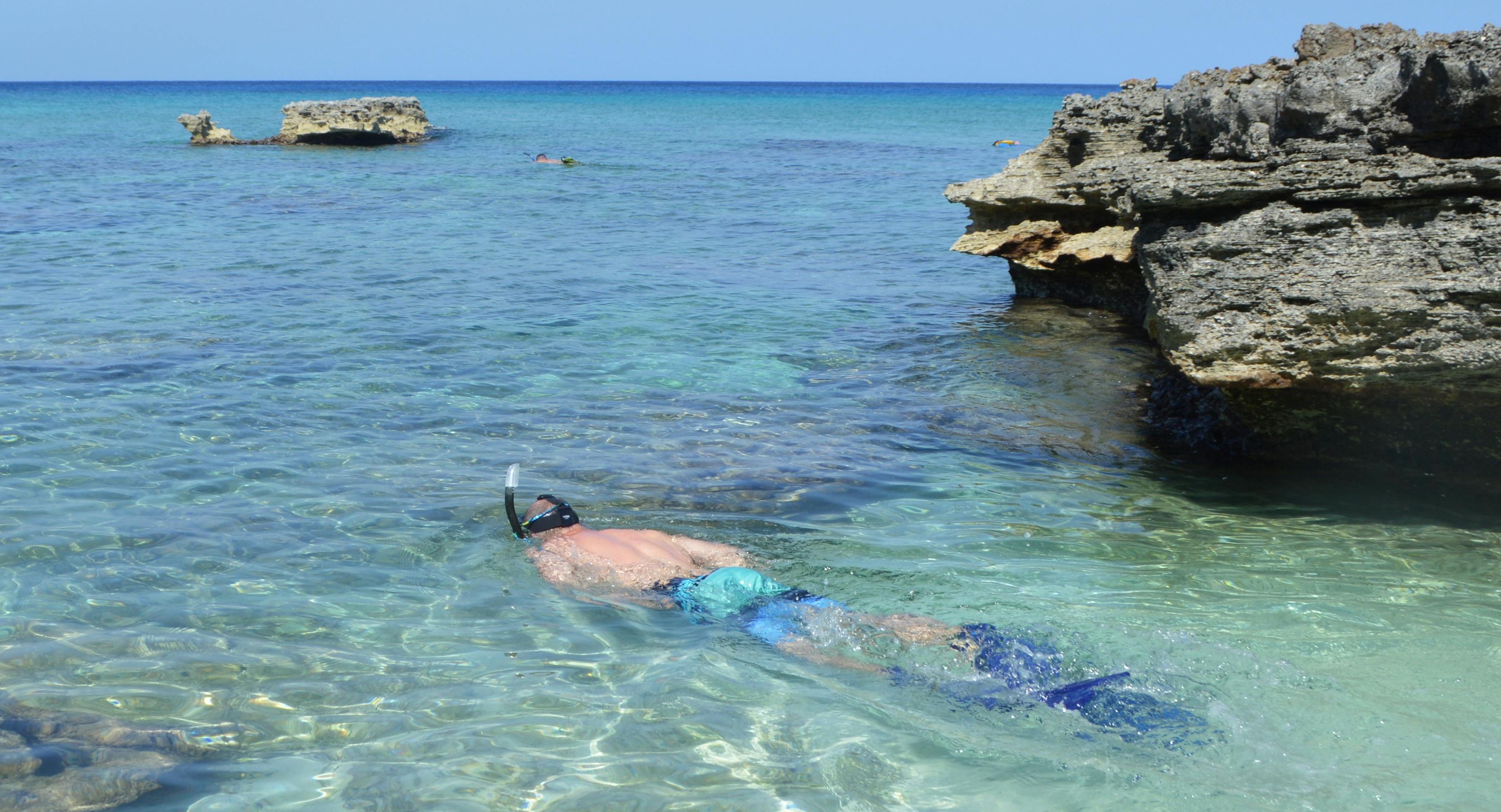 Homme faisant de la plongée