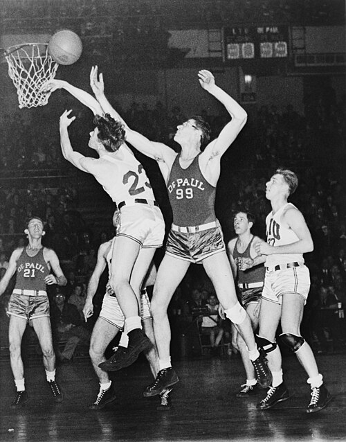 George Mikan, numéro 99, alors joueur de DePaul University