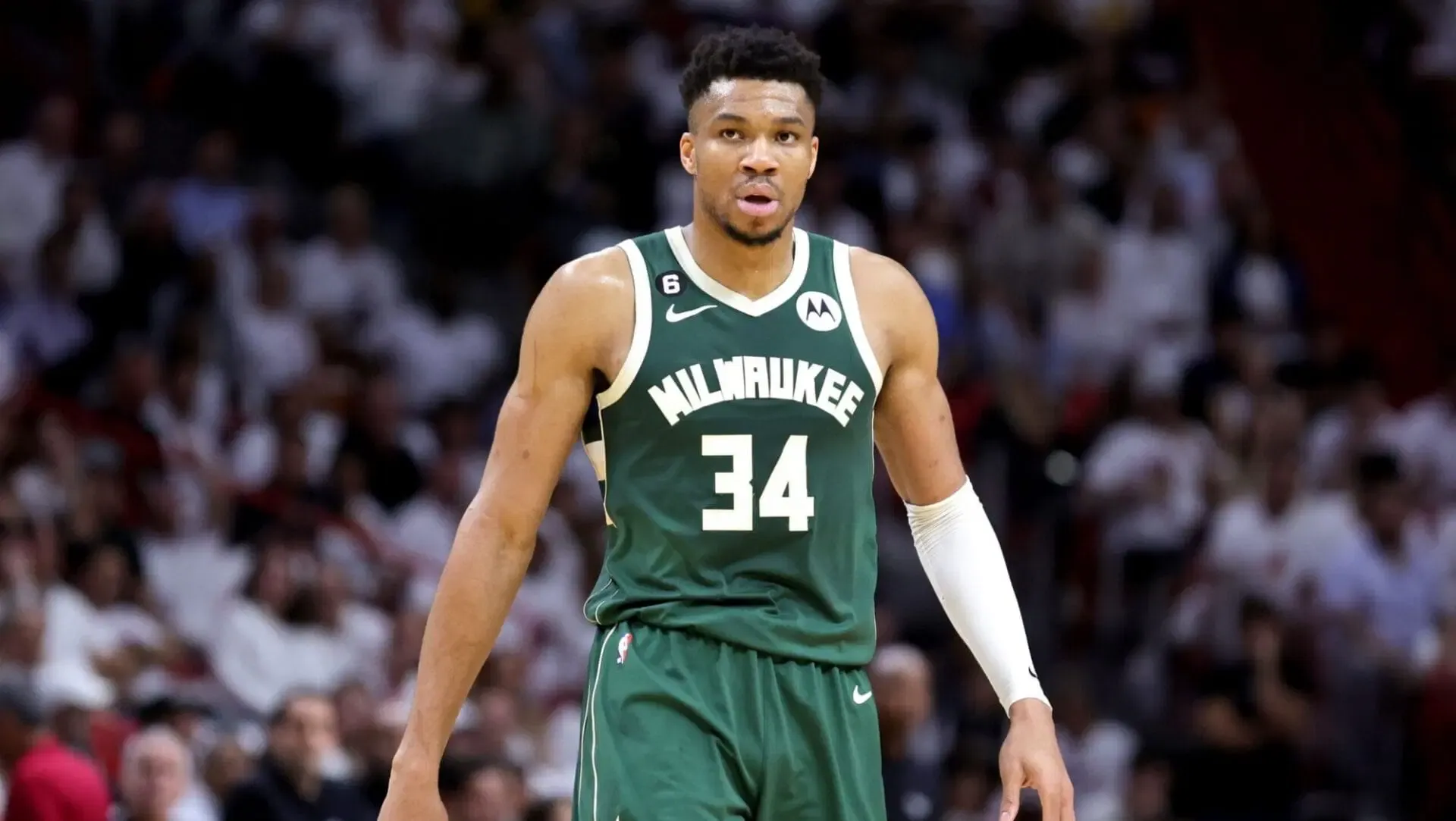 Giannis Antetokounmpo sous le maillot des Milwaukee Bucks, Fiserv Forum. Treize ans. Une ville. Une histoire.