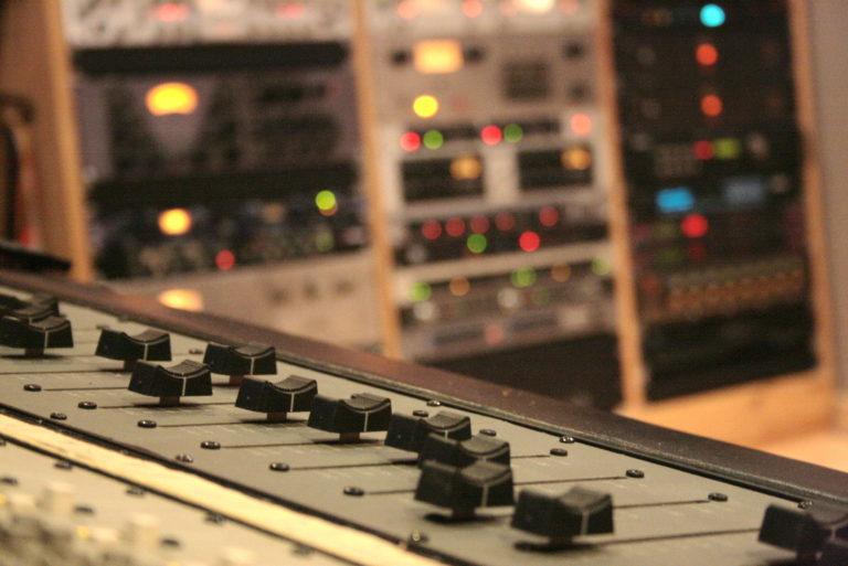 Une table de mixage dans un studio de musique ©Acouzik