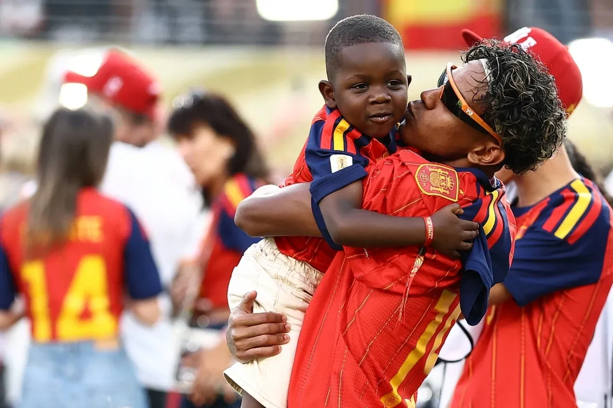 Lamine Yamal célébrant la victoire espagnole à la finale de la Coupe du monde 2026, le 19 juillet 2026, avec son petit frère Keyne. | CHARLY TRIBALLEAU / AFP