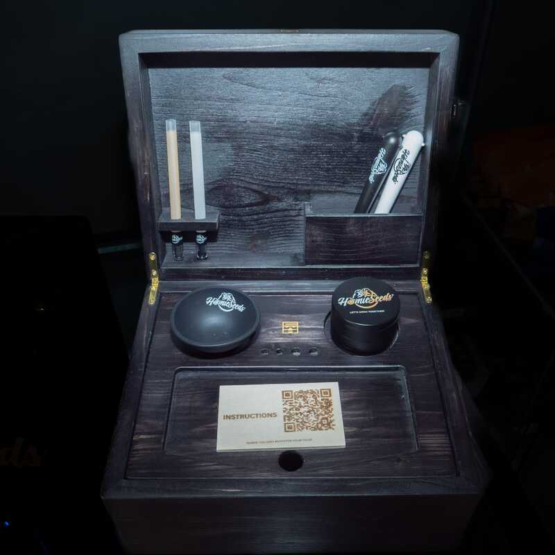 Setup de roulage soigné — rolling tray, grinder, feuilles. Le rituel avant toute chose.