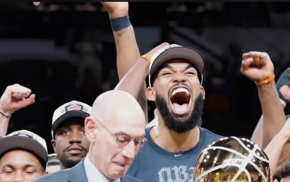 Les Knicks soulevaient le Larry O'Brien Trophy en juin dernier ©New York Knicks