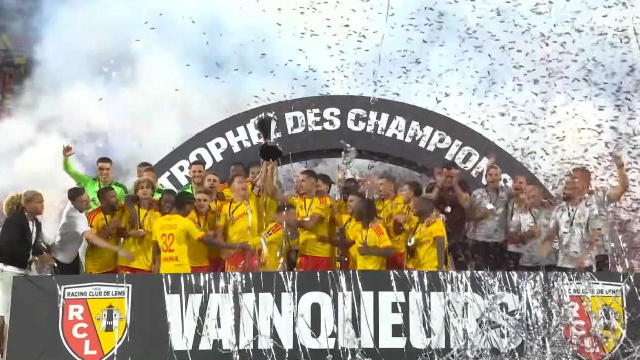 Les Lensois soulèvent le Trophée des champions ©Ligue1+