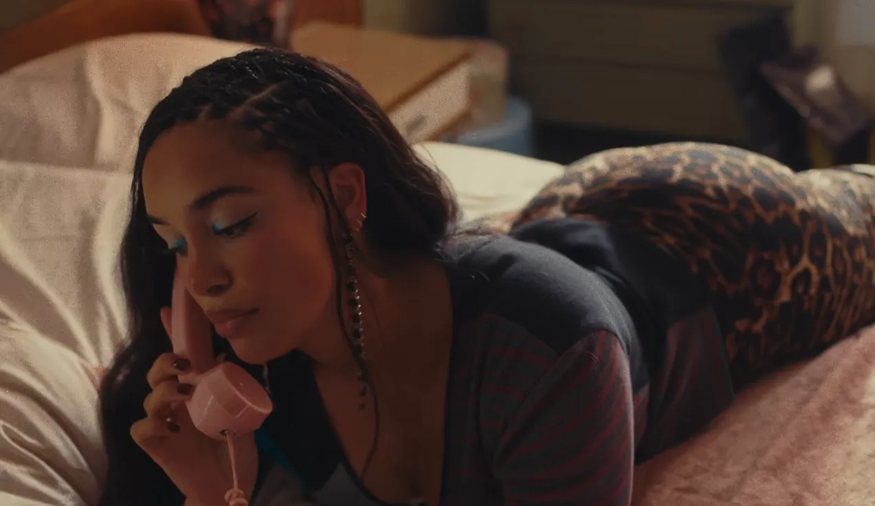 Jorja Smith dans le clip de « I Lied, You Lied », issu de l'album What Are The Odds ©Jorja Smith/FAMM