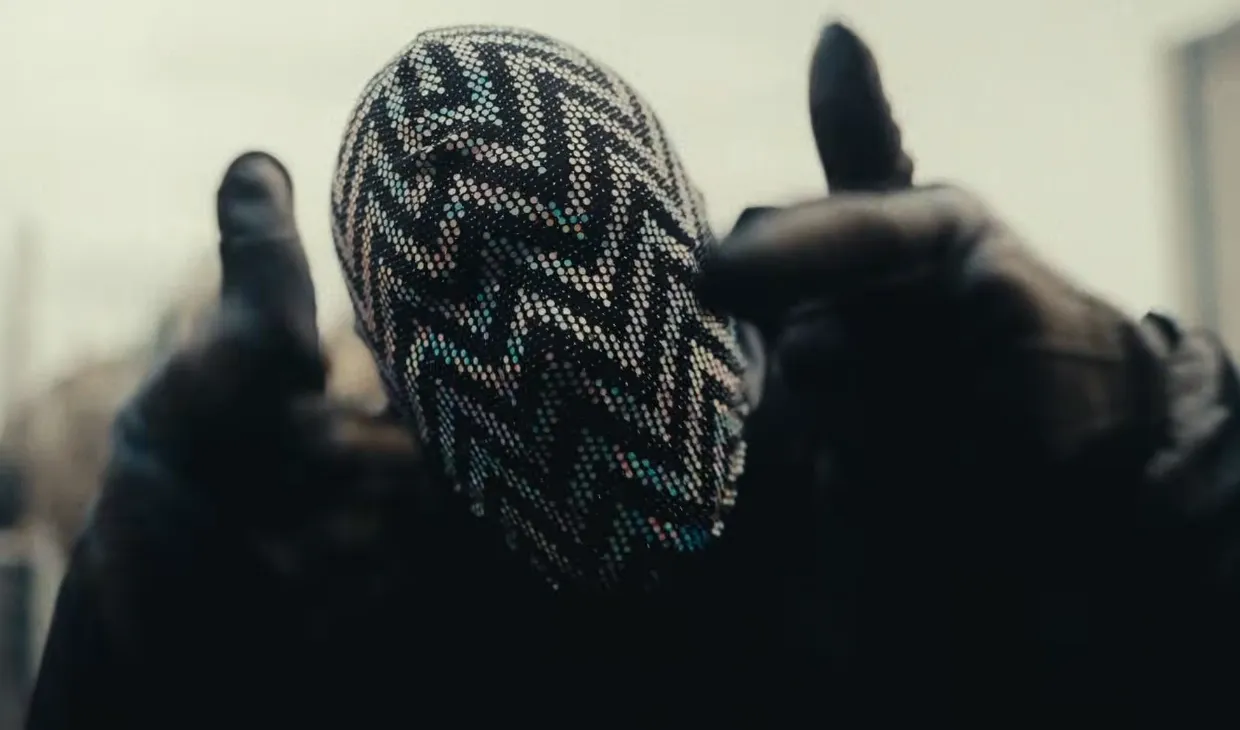 Tom Hardy alias Frankie Pulitzer dans la clip de Mad Technology. ©Czarface