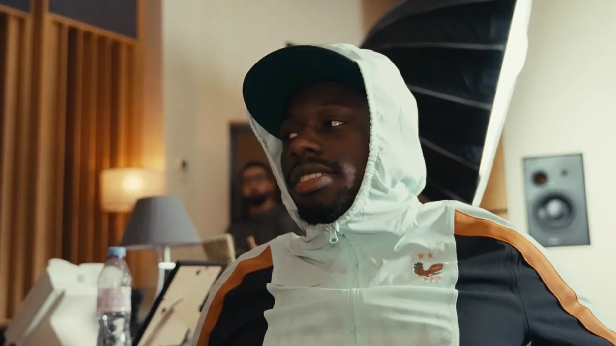 Tiakola dans la vidéo détail #1. ©M3lo World