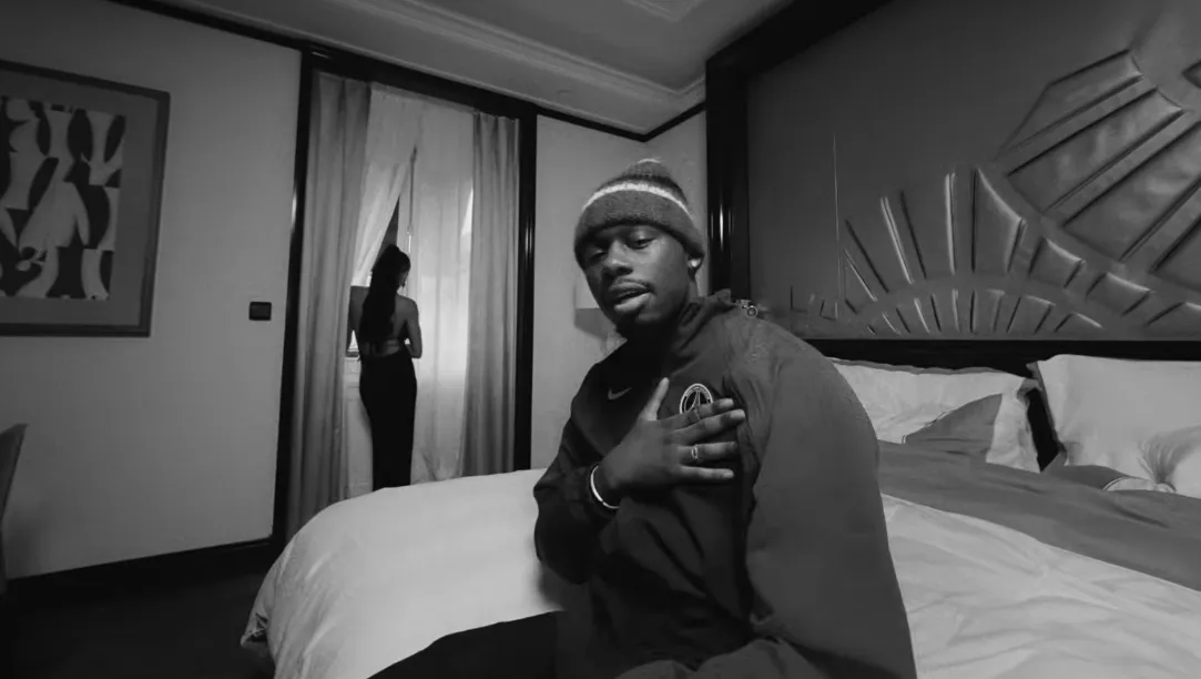 Tiakola dans le clip de Cléopâtre. ©Tiakola