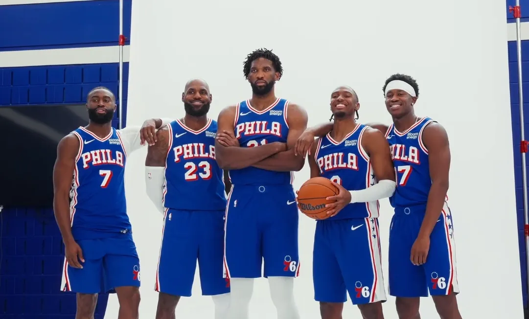 Jalen Brown, LeBron James, Joel Embiid, Tyrese Maxey et VJ Edgecombe au media day des 76ers. ©Philadelphia 76ers
