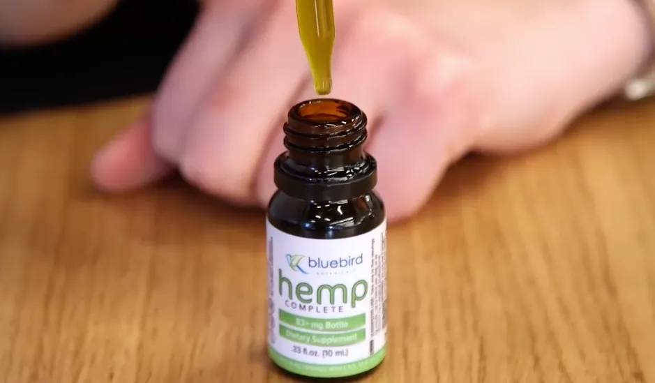 L'huile de CBD, un traitement possible contre les douleurs de l'endométriose. ©Insider