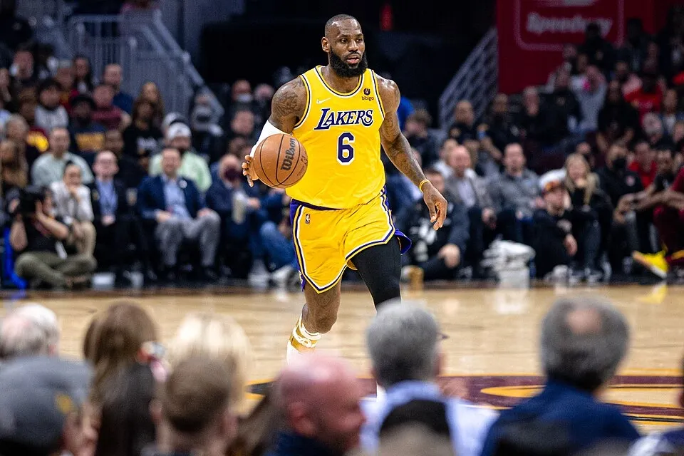 LeBron James sous le maillot des Lakers en mars 2022. CC Erik Drost SA