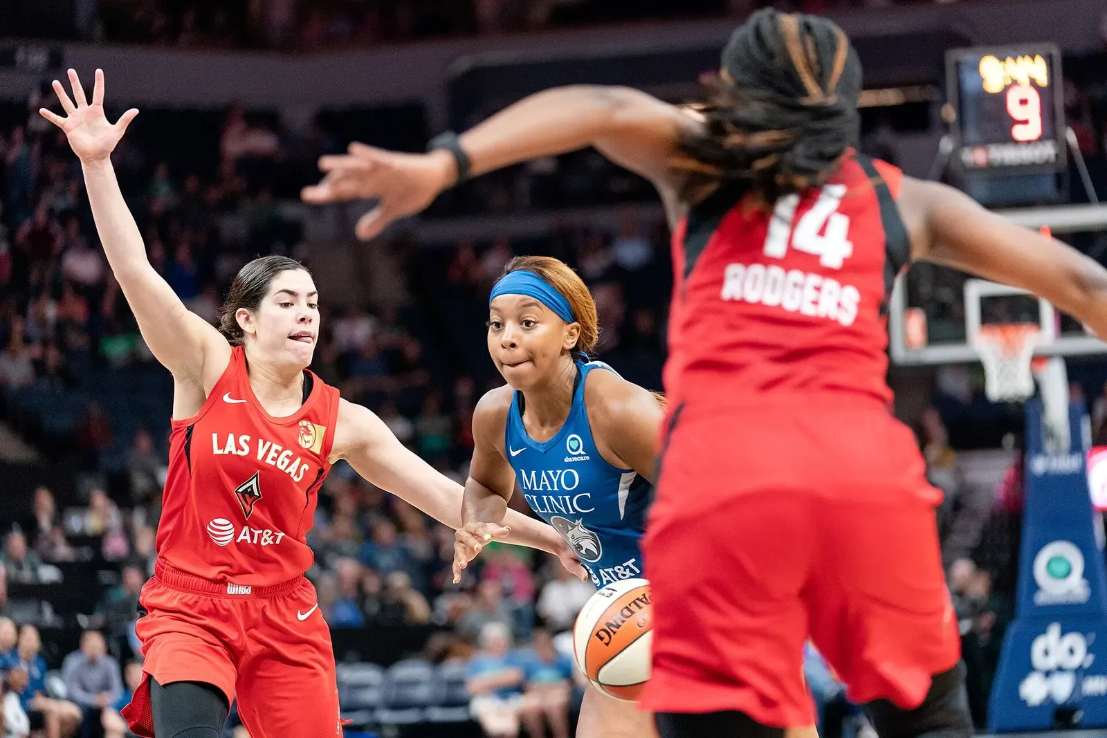 Kelsey Plum, à gauche, alors qu'elle jouait pour les Las Vegas Aces en 2018 CC BY SA ©Lorie Shaull