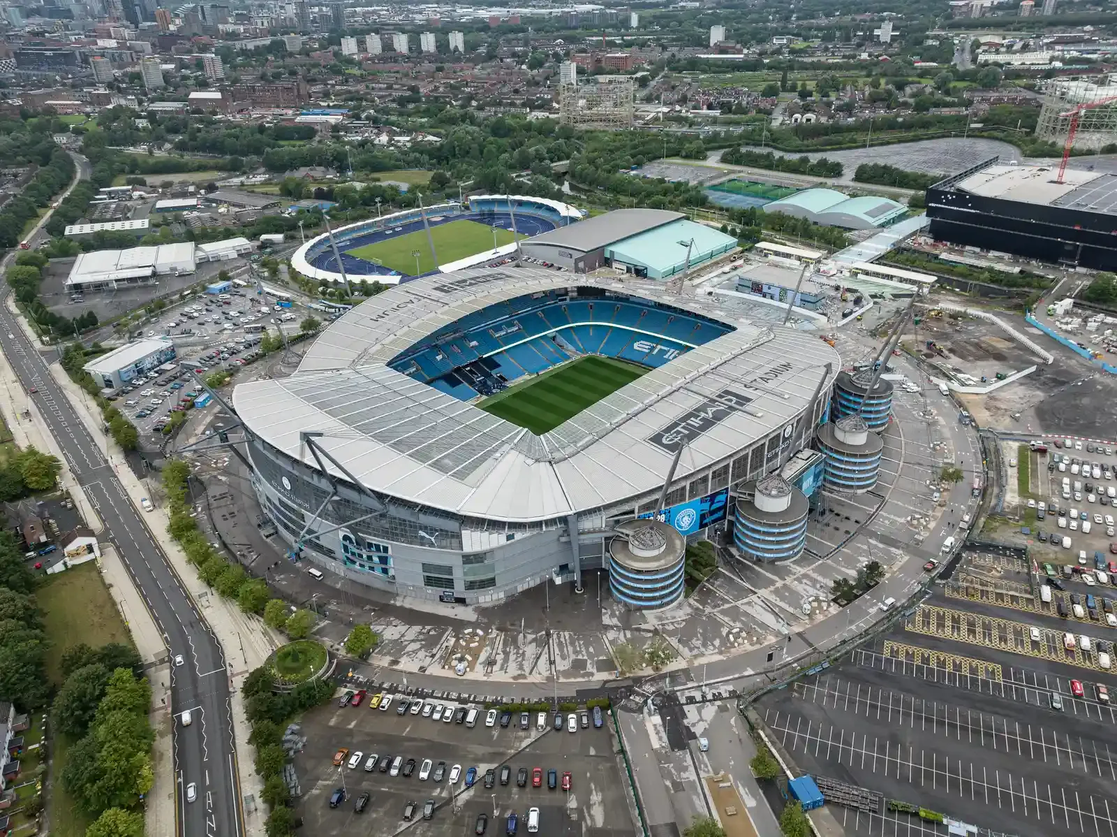Etihad, un sponsor historique de Manchester City (Etihad stadium le 31 juillet 2023). CC Arne Müseler SA