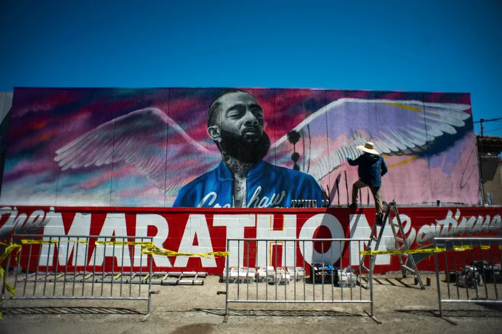 Le protrait de Nipsey Hustle devant la boutique Marathon Clothing