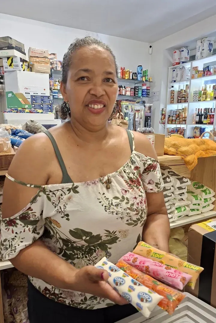 Katia Bertome sort les berlingots du congélateur de sa boutique. · ©Clotilde SERAPHINS GEORGE / La 1ère