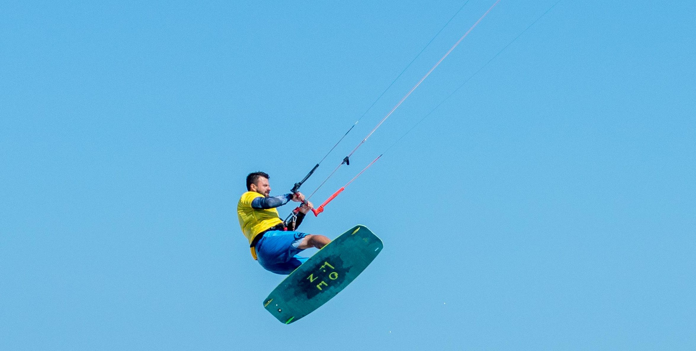 Homme faisant du Kitesurf, dans les airs