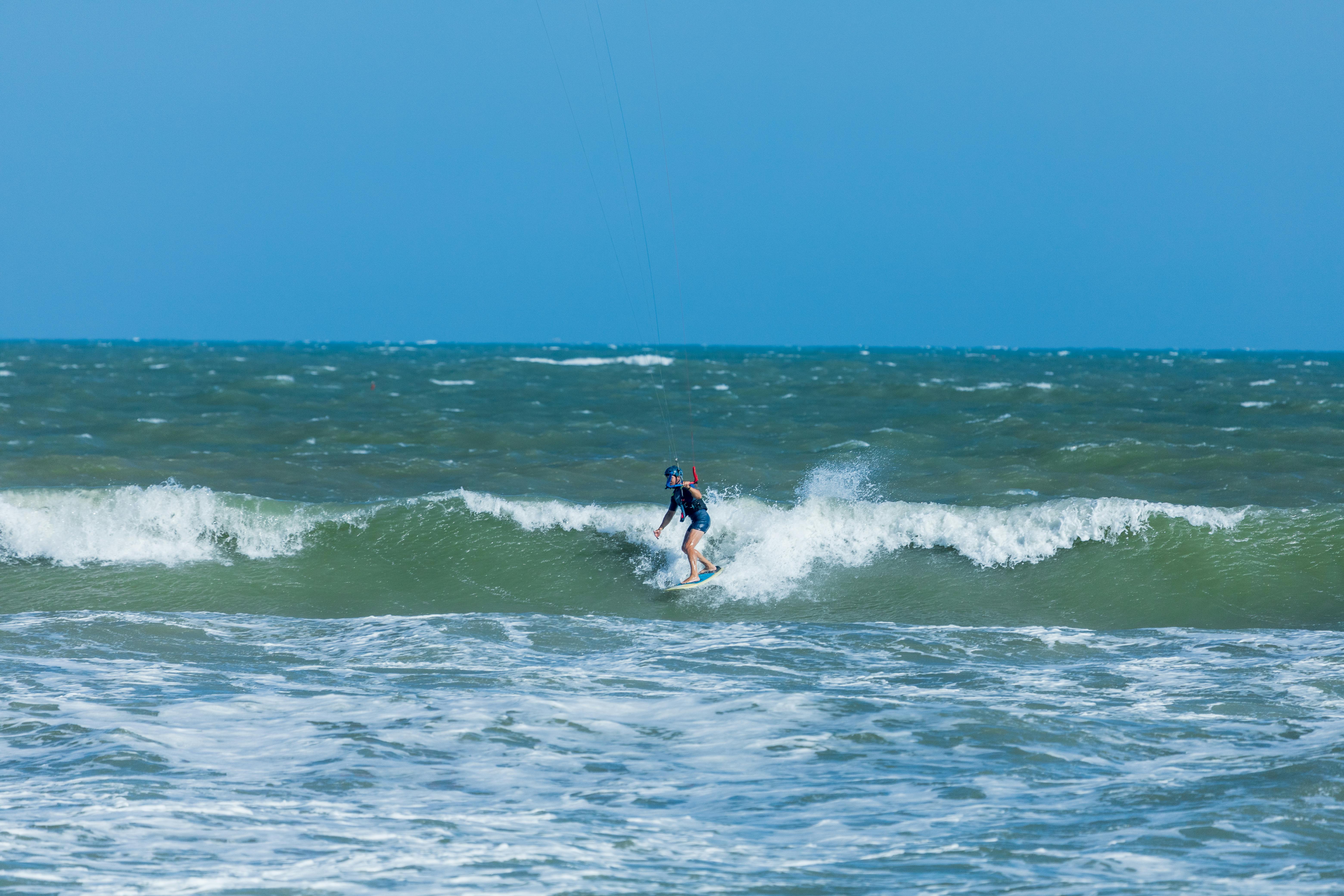 Personne faisant du kitesurf en Martinique
