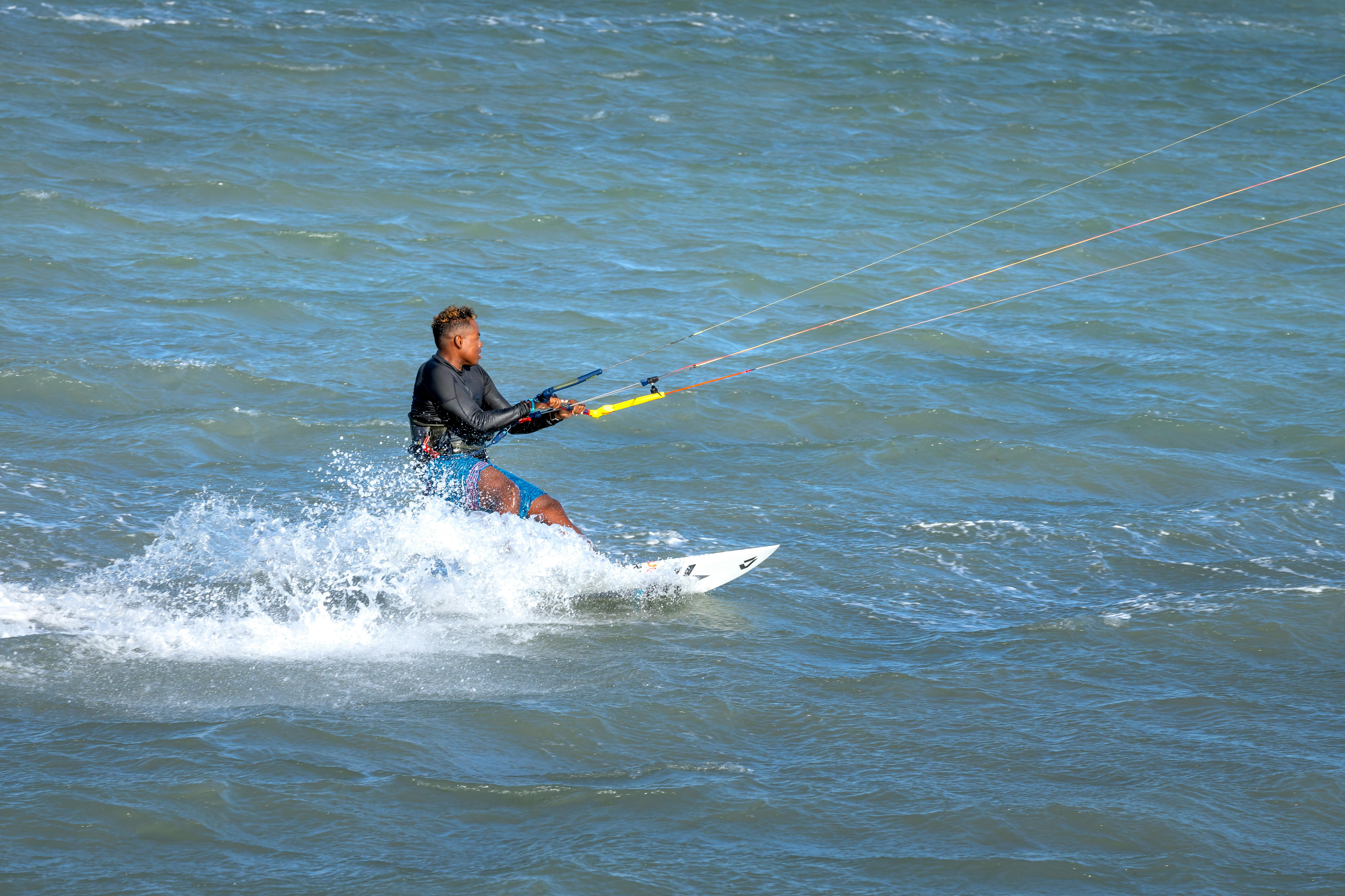 Personnes faisant du Kiteboardd dans une mer calme