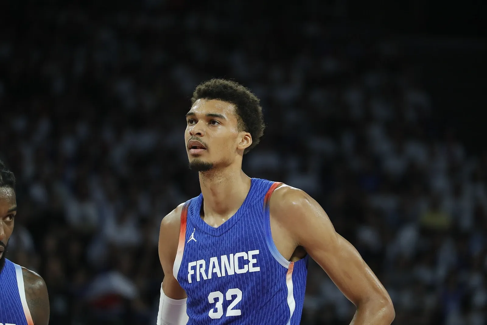 Victor Wembanyama en Bleu lors de France-Serbie (12/07/2024) en préparation aux JO 2024. CC Pierre Berendes SA 4.0